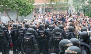 Agentes de la Policía Nacional durante las cargas del 1-O en Catalunya. / EP-Archivo