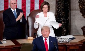 La demócrata Nancy Pelosi, presidenta de la Cámara de Representantes, rompe el discurso de Donald Trup después de que éste se negase a darle la mano. (MICHAEL REYNOLDS | EFE)