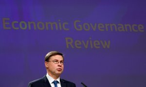 El vicepresidente de la Comisión Europea, Valdis Dombrovskis, en una rueda de prensa en Bruselas sobre la reforma del pacto de estabilidad. REUTERS/Francois Lenoir