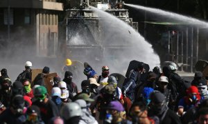Los manifestantes son rociados por la policía antidisturbios con un cañón de agua durante las protestas contra el gobierno en Santiago, Chile, el 31 de enero de 2020. REUTERS / Edgard Garrido