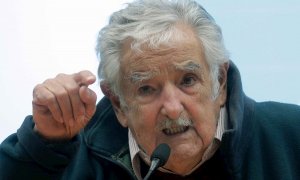 El expresidente uruguayo Pepe Mujica recibiendo el galardón en València. / EP