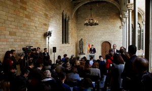 El presidente del Gobierno, Pedro Sánchez, atiende a los medios de comunicación tras la reunión con el presidente catalán, Quim Torra, en el Palau de la Generalitat. EFE/Quique Garcia