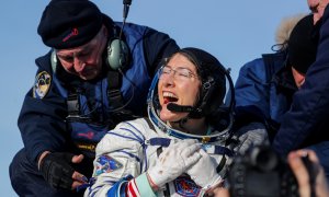 06/02/2020 -La astronauta Christina Koch reacciona poco después del aterrizaje de la cápsula espacial rusa Soyuz MS-13 en un área remota al sureste de Zhezkazgan, Kazajstán. Sergei Ilnitsky / REUTERS