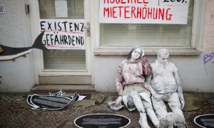 Dos personas protestan contra la subida de los alquileres en Berlín. REUTERS/Hannibal Hanschke