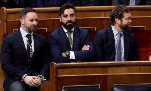 03/02/2020.- Los diputados de Vox Santiago Abascal e Iván Espinosa de los Monteros y el asesor del partido Jacobo González-Robatto (c), asisten este lunes a la apertura solemne de la XIV legislatura en el Congreso de los Diputados. / EFE - BALLESTEROS