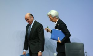 La presidenta del BCE, Chistine Lagarde, y el vicepresidente, Luis de Guindos, tras una rueda de prensa en la sede de la entidad en Fráncfort. REUTERS/Ralph Orlowski