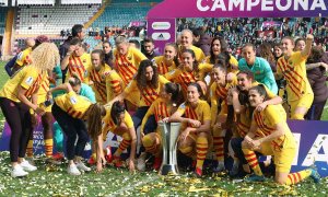 Las jugadoras del Barcelona celebran el título de la Supercopa de fútbol femenino ganado a la Real Sociedad. (J.M.GARCÍA | EFE)