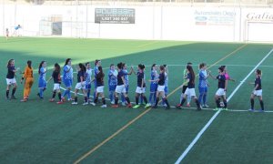 Imagen de las jugadoras del Crevillente Femenino saludando a un equipo rival en 2019 | Facebook