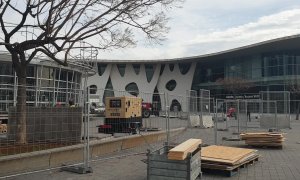 Operarios montan el Mobile World Congress