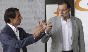 28/01/2020.- Los exdirigentes del Partido Popular y expresidentes del Gobierno, José María Aznar (i) y Mariano Rajoy (d)./ Juan Carlos Hidalgo (EFE)