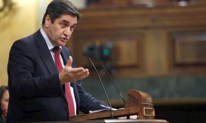 El diputado del PP José Ignacio Echániz interviene en el Pleno del Congreso desde la tribuna de oradores. EFE/Zipi