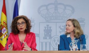 11/02/2020.- La vicepresidenta tercera y ministra de Asuntos Económicos y Transformación Digital del Gobierno, Nadia Calviño (d) junto con la ministra de Hacienda, María Jesús Montero (i) durante la rueda de prensa celebrada tras la reunión del Consejo de