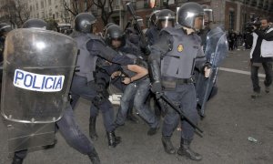 Un manifestante es detenido por varios miembros de la Policía Nacional durante la protesta "Rodea el Congreso" en 2013. -EFE