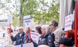 Defensores de la eutanasia participan con pancartas reivindicativas en una manifestación frente a los Juzgados de Plaza de Castilla / Europa Press