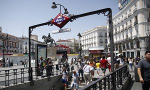 Varias personas salen de la boca del metro de la estación de Sol. E.P./Eduardo Parra