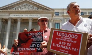 Change.org entrega en el Congreso más de un millón de firmas para solicitar que se despenalice la eutanasia en España. EFE/Emilio Naranjo/Archivo