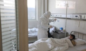 12/02/2020.- Un doctor visita a un enfermo afectado por el coronavirus en un hospital de Yinan County. / EFE