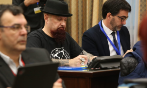 César Strawberry durante la jornada de '5 años de Leyes de Mordaza' organizada por la PDLI en el Congreso de los Diputados. / PDLI