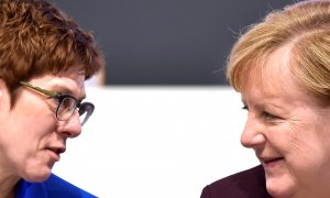 Angela Merkel junto a Annegret Kramp-Karrenbauer. REUTERS/Matthias Rietschel/File Photo