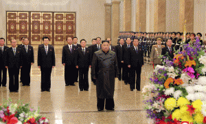 El líder norcoreano, Kim Jong-un, visitó el mausoleo familiar en Pionyang para conmemorar el 78 aniversario del nacimiento de su padre y predecesor Kim Jong-il.- REUTERS