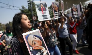 Mujeres y familiares de Ingrid Escamilla protestan para pedir justicia por su feminicidio, este sábado en Ciudad de México (México).- EFE