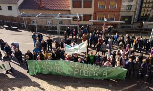 Concentración por la sanidad pública en el pueblo palentino Barruelo de Santullán./ Plataforma por la recuperación de las guardias médicas