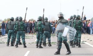 La Guardia Civil vigila a los agricultores que cortan la A-7 el 18/02/20 como protesta por la situación del campo español./ Rafael González (Europa Press)