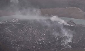 17/02/2020.- Varios operarios con maquinaria pesada trabajan, este lunes, en el rescate de los cuerpos de los dos trabajadores, sepultados por el derrumbe del vertedero de Zaldibar (Bizkaia) el pasado 6 de febrero. EFE/MIguel Toña