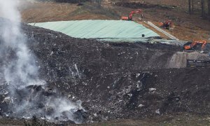 18/02/2020.- Los equipos de extinción han conseguido apagar este martes los frentes del incendio en el vertedero de Zaldibar (Bizkaia) que se derrumbó el pasado 6 de febrero, donde a lo largo del día desaparecerán por completo los focos humeantes, aunque