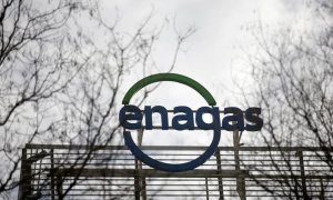 El logo de la compañía Enagas, en la parte superior de su sede en Madrid. REUTERS/Andrea Comas