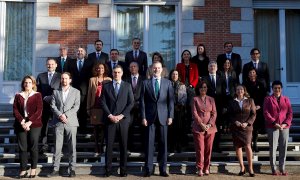 18/02/2020.- Felipe VI (c) junto a los ministros del Gobierno de coalición. / EFE - JUAN CARLOS HIDALGO