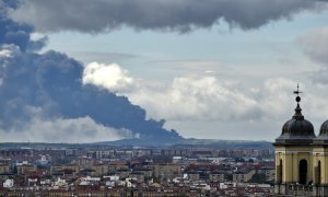 Vista desde Madrid del incendio del vertedero de neumáticos de Seseña. (Gerard Julien/AFP)