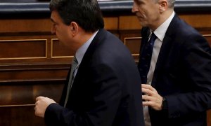 El ministro del Interior, Fernando Grande-Marlaska (d) conversa con el portavoz del PNV, Aitor Esteban (i) junto al vicepresidente del Gobierno, Pablo Iglesias (c) durante la sesión de control celebrada este miércoles en el Congreso. /EFE