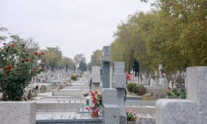 Lápidas con flores en el Cementerio de la Almudena de Madrid. EP