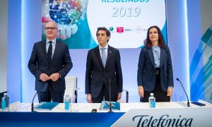 El presidente del grupo Telefónica, José María Álvarez-Pallete (c), acompañado del consejero delegado, Ángel Vila y Laura Abasolo, directora general de Finanzas y Control, momentos antes de la rueda de prensa para presentar los resultados de 2019.. EFE/Em