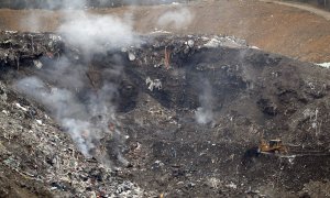 Una máquina intenta acceder al foco de fuego del vertedero de Zaldibar este viernes. EFE/LUIS TEJIDO