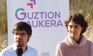 20/02/2020.-El secretario general de Podemos Euskadi, Lander Martínez (i), y la candidata a las primarias para liderar las listas a las elecciones vascas, Rosa Martínez (d), durante un acto en el que han presentado a las personas que integran su candidatu