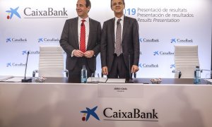 El consejero delegado de la Caixabank, Gonzalo Gortázar (i), y el presidente de la entidad, Jordi Gual (d), durante la presentación de los resultados del ejercicio 2019, en Valencia. E.P./Rober Solsona