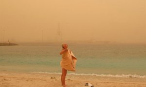Canarias está afectada desde este sábado por una intensa calima (arena y polvo del desierto del Sáhara en suspensión) provocada por viento fuerte con rachas muy fuertes de componente este, que se intensificará el domingo, y puede superar los 80-100 km por
