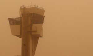 La torre de control del aeropuerto de Gran Canaria, durante la calima. REUTERS