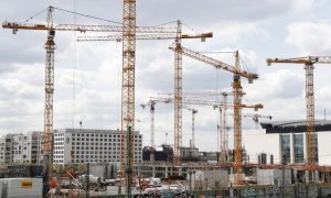 Vista de varias grúas en una zona de construcción en Berlín. | Felipe Trueba (EFE)