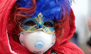 Las máscaras protectoras también han estado presentes en el Carnaval de Venecia. | Manuel Silvestri (Reuters)