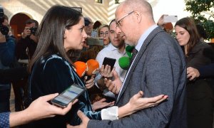 La presidenta y portavoz del Grupo de Ciudadanos en el Congreso de los Diputados, Inés Arrimadas (i), conversa con el vicepresidente de la Junta de Castilla y León, Francisco Igea (d), tras un encuentro informativo esta mañana en Valladolid.. EFE/Nacho Ga