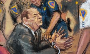 Dibujo difundido de Harvey Weinstein tras escuchar el veredicto por el que ha sido declarado culpable de abusos sexuales en un tribunal de Manhattan. /REUTERS