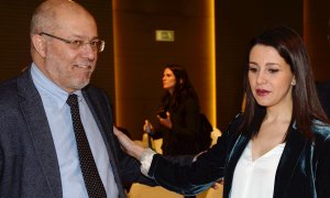 24/02/2020.- La presidenta y portavoz del Grupo de Ciudadanos en el Congreso de los Diputados, Inés Arrimadas (d), junto al vicepresidente de la Junta de Castilla y León, Francisco Igea (i), a su llegada esta mañana a un encuentro informativo organizado