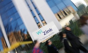 Varias personas pasan por delante de la sede del banco online WiZink en Madrid. REUTERS/Susana Vera