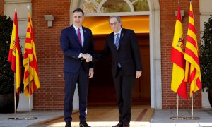 26/02/2020.- El presidente del Gobierno, Pedro Sánchez (i), y el president de la Generalitat de Cataluña, Quim Torra(d) en Moncloa. / EFE - CHEMA MOYA