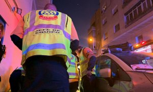 Imagen de sanitarios del Samur-Protección Civil atendiendo a la mujer tras ser disparada en la cabeza por un hombre en el distrito de Ciudad Lineal. - EMERGENCIAS MADRID