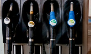 Mangueras de una máquina expendedora de carburante en una gasolinera de Madrid. E.P./Ricardo Rubio