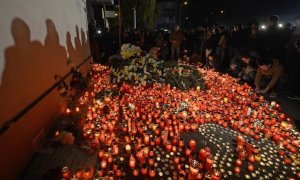 La gente enciende velas detrás de la discoteca donde se produjo el incendio en Bucarest en una imagen de archivo. / REUTERS